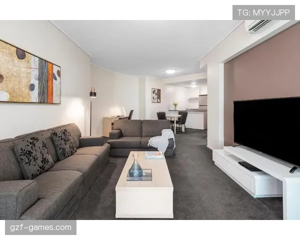 菲利克斯刚买的那套豪宅，邻居都开始怀疑人生了吧？